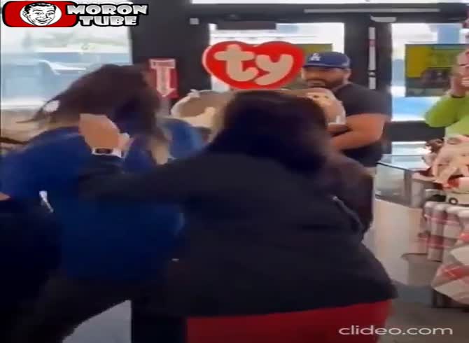 Video :A client slams a bottle over an employee's head during a dispute